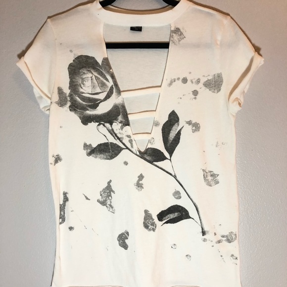 ROSE PRINT PLUNGE GRAPHIC PRINT CUTOUT TEE - Picture 2 of 5